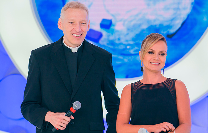  Programa Eliana especial de natal recebe Padre Marcelo Rossi 