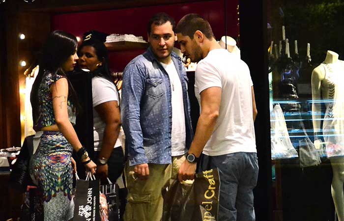 aniel Rocha faz compras com amigos em shopping carioca 