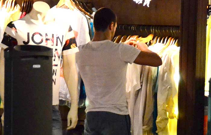 aniel Rocha faz compras com amigos em shopping carioca 