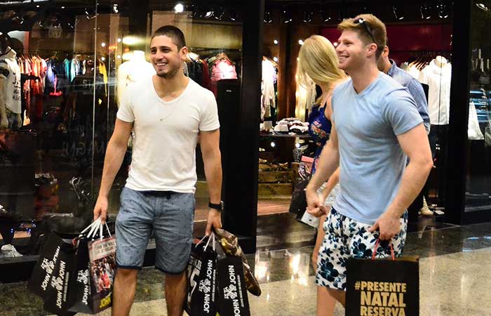 aniel Rocha faz compras com amigos em shopping carioca 