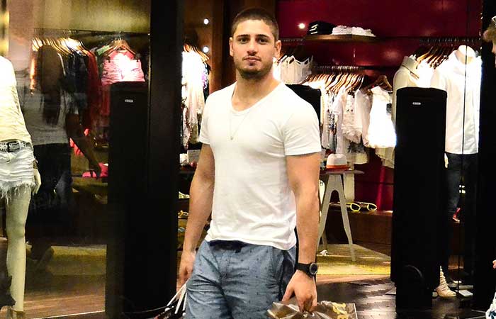 aniel Rocha faz compras com amigos em shopping carioca 