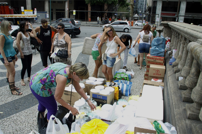 Ex-BBB Mau Mau vira 'Papai Noel' e distribui alimentos, no Rio