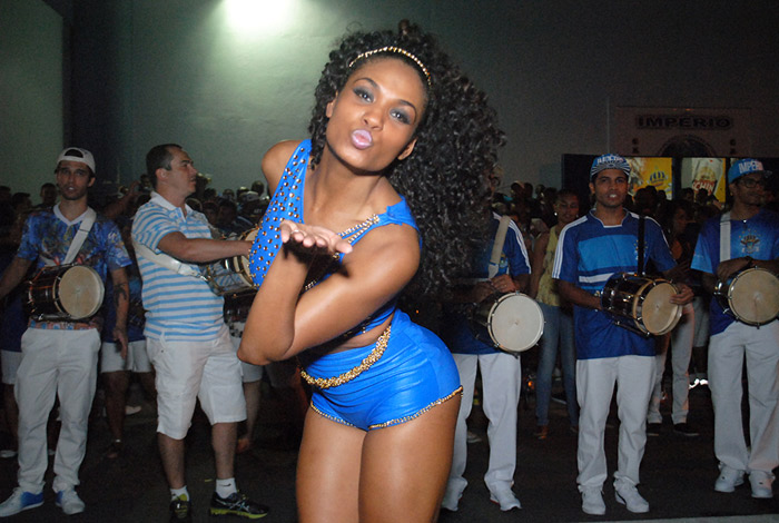 Valeska Reis cai no samba durante ensaio de bateria em São Paulo