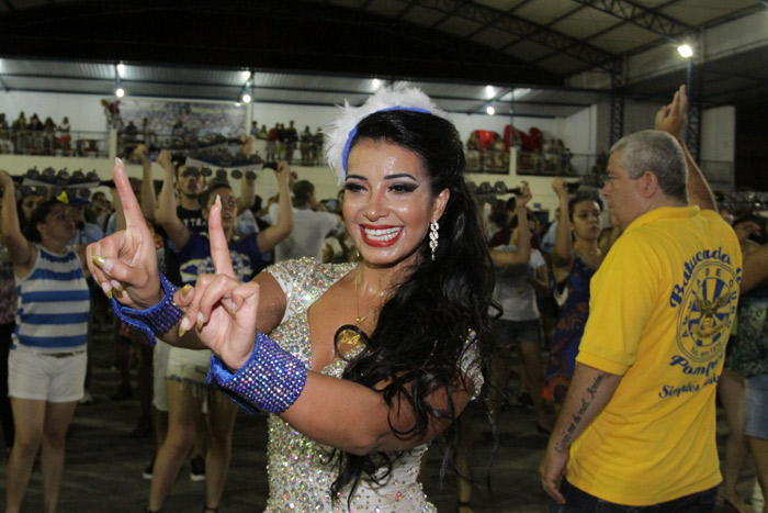 Com gorro de Mamãe Noel, Cinthia Santos samba muito na quadra da Águia de Ouro