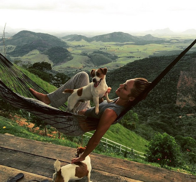 Candice Swanepoel chega ao Brasil para relaxar