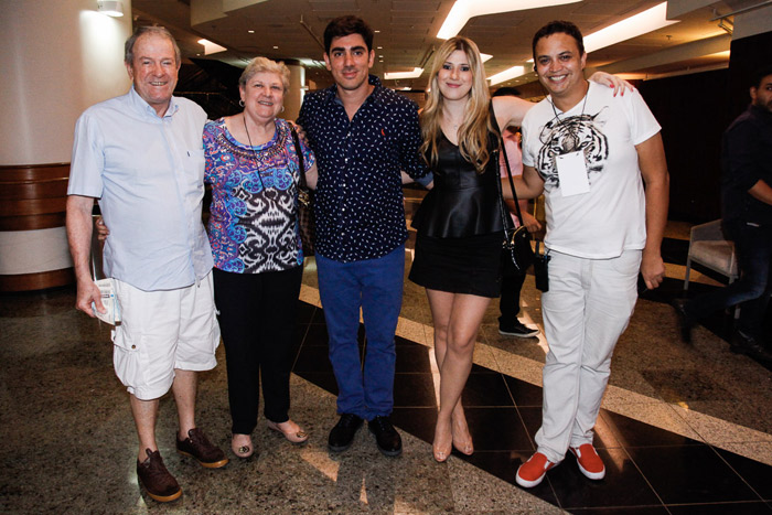 Dani Calabresa e Marcelo Adnet vão ao teatro juntos em São Paulo