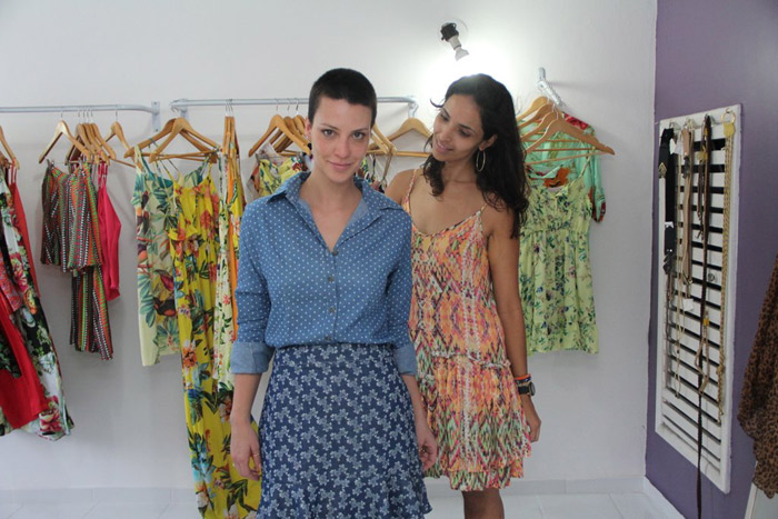 Com a cabeça raspada, Camila Rodrigues marca presença em atelier de moda 