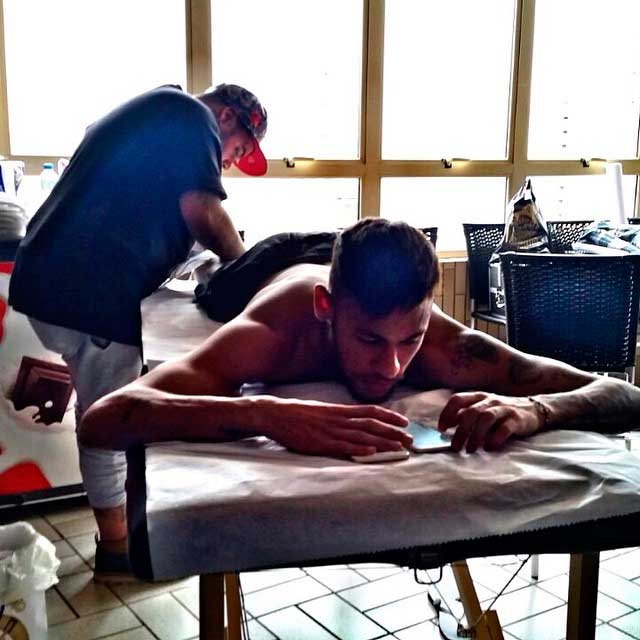 De férias, Neymar faz tatuagem na panturrilha