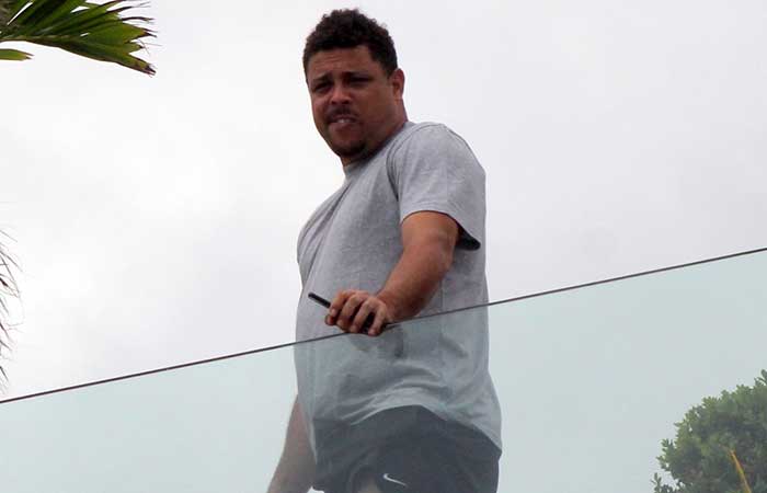 Tranquilo, Ronaldo conversa enquanto observa vista no Rio de Janeiro