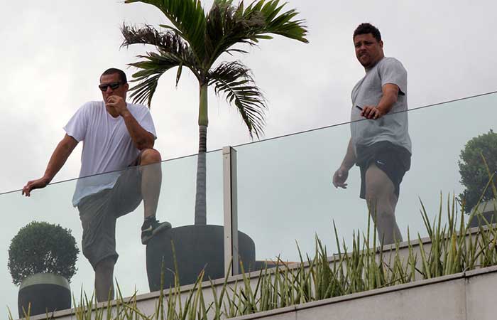 Tranquilo, Ronaldo conversa enquanto observa vista no Rio de Janeiro