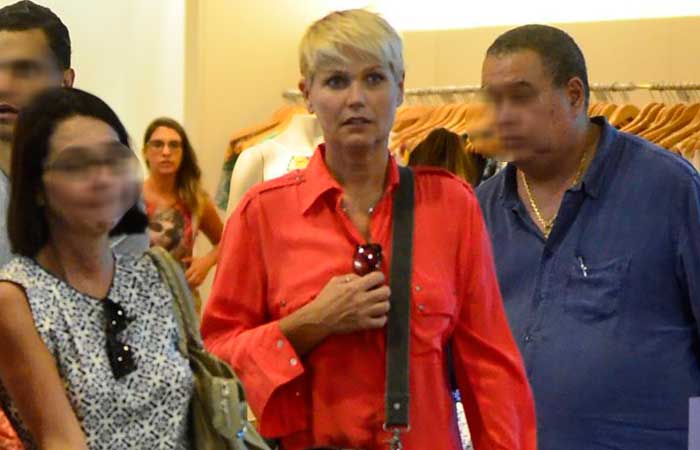  Gente como a gente! Xuxa faz compras em shopping carioca