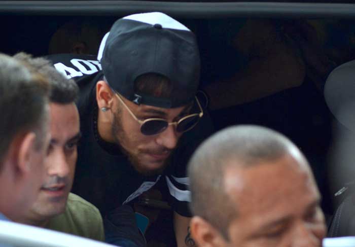 Neymar e Kaká se reúnem no interior de SP para jogo beneficente 