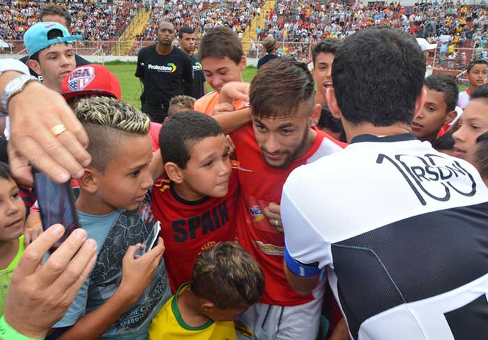 Neymar e Kaká se reúnem no interior de SP para jogo beneficente 