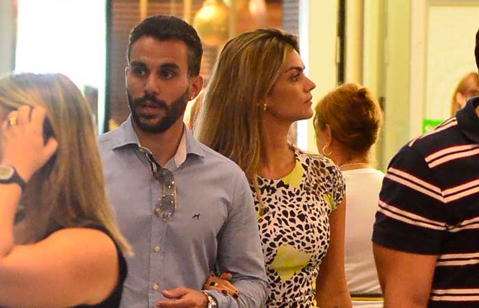  De vestido curto e salto alto, Kelly Key passeia com o marido em shopping carioca