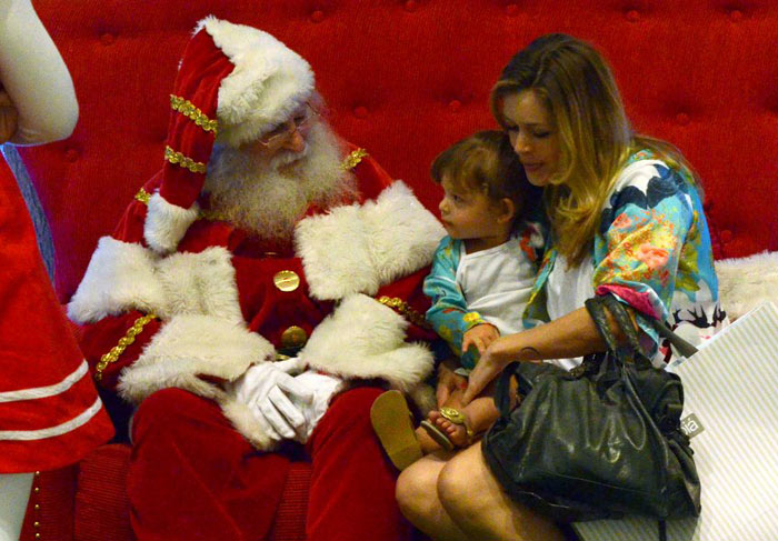 Bianca Castanho leva a filha para visitar o Bom Velhinho