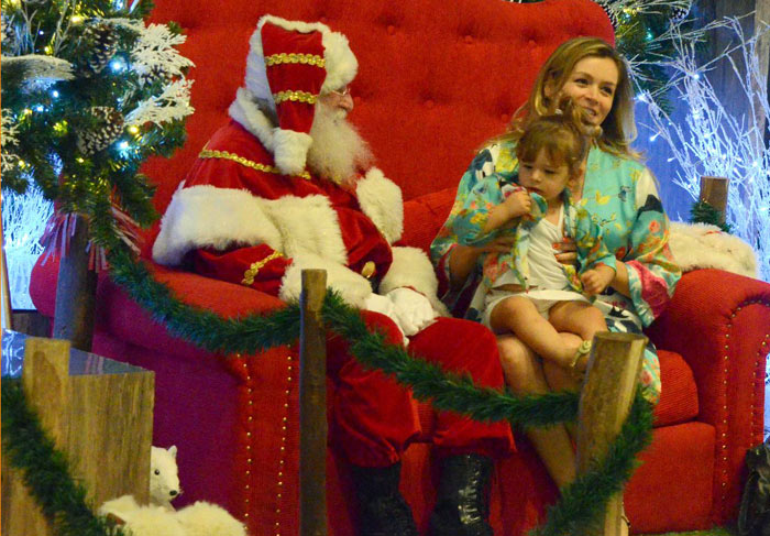 Bianca Castanho leva a filha para visitar o Bom Velhinho