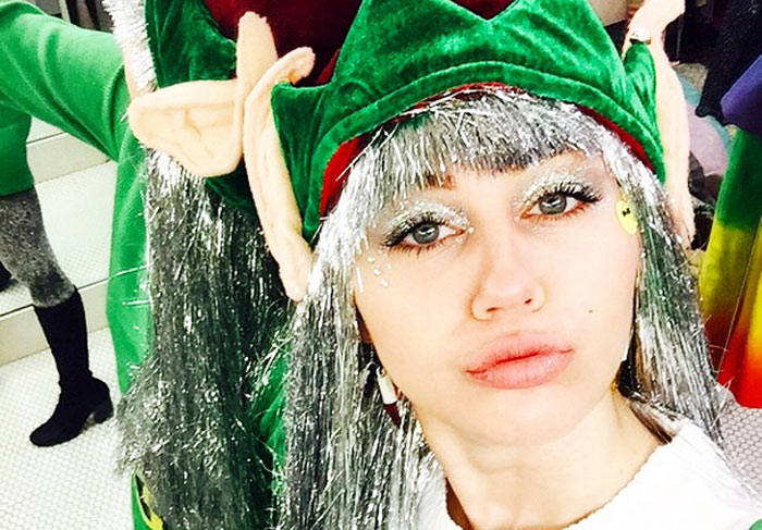 Miley Cyrus aparece vestida de elfo