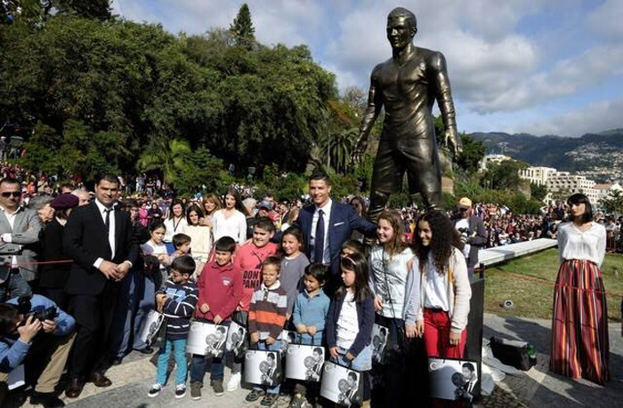 Conheça a estátua de 800 kg de Cristiano Ronaldo