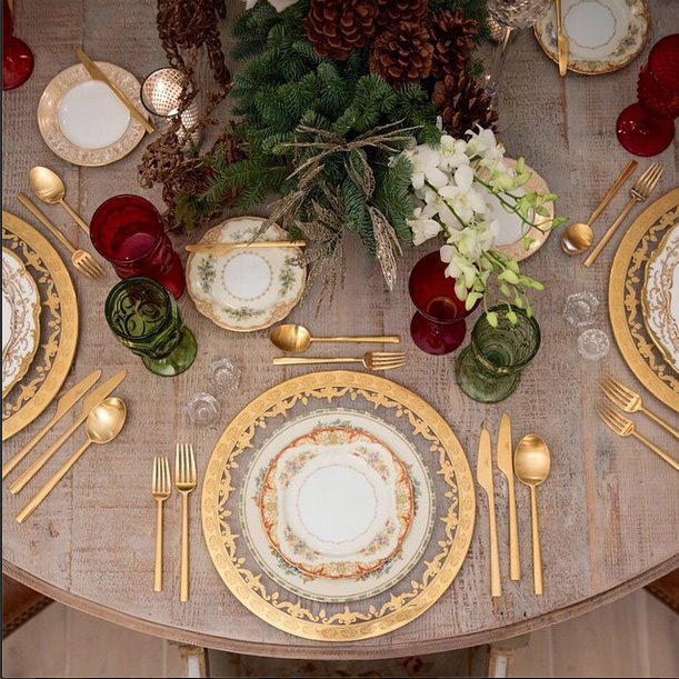 Jessica Simpson mostra a mesa de jantar decorada para a ceia de NataL