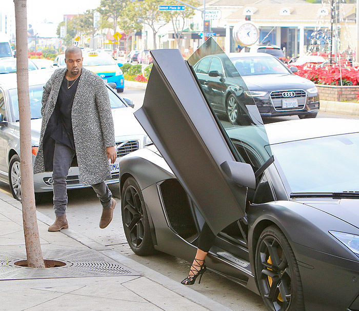  Kanye West exibe seus dois ‘tesouros’ em passeio por Beverly Hills