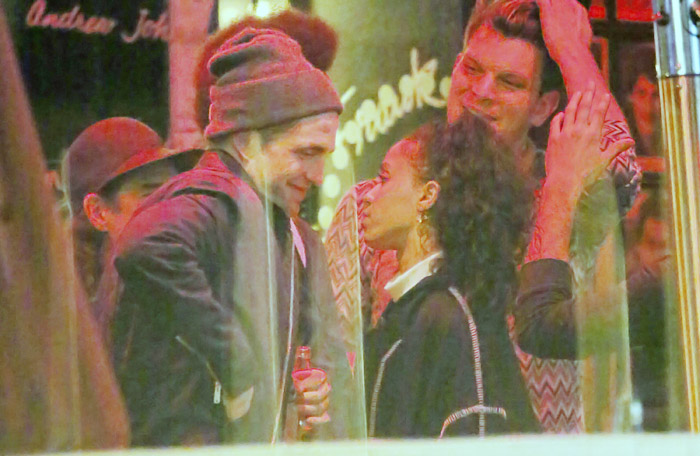  Robert Pattinson é flagrado aos beijos com namorada em show de comédia