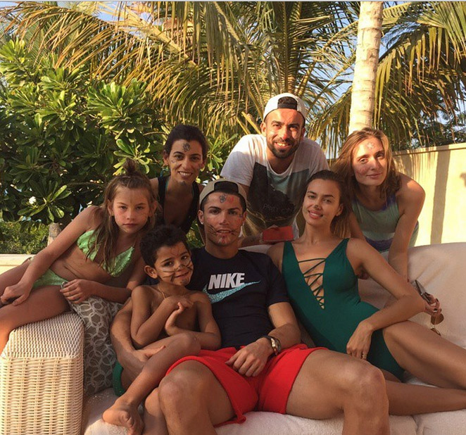 Cristiano Ronaldo pinta o rosto com maquiagem em brincadeira de família