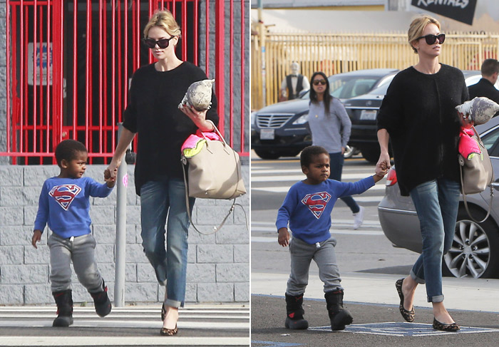 Charlize Theron passeia e faz compras de Natal com o filho Jackson 