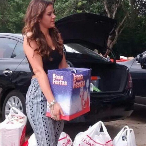 Bruna Marquezine doa cestas de alimentos para comunidade carente carioca