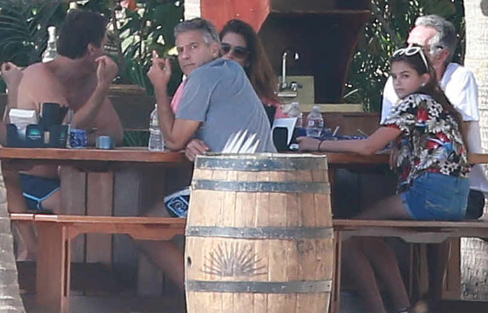 George Clooney e a mulher curtem férias com a família de Cindy Crawford