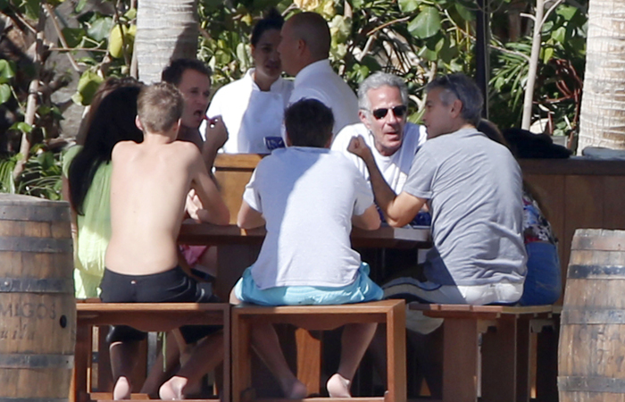 George Clooney e a mulher curtem férias com a família de Cindy Crawford