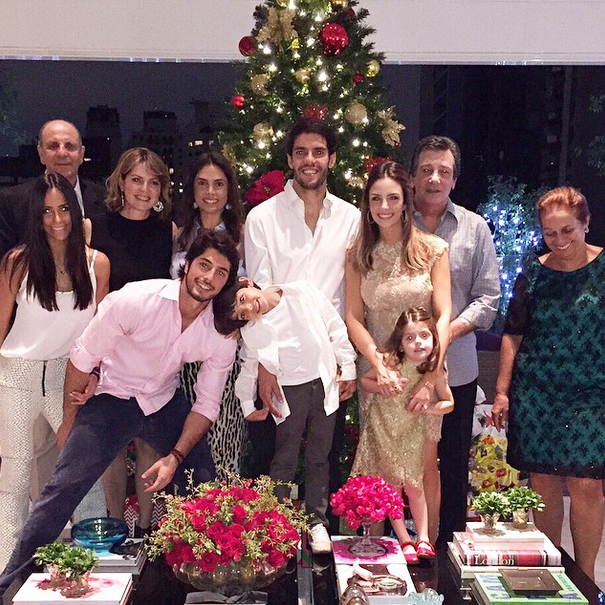 Kaká aparece feliz em foto ao lado de Carol Celico e sua família no Natal