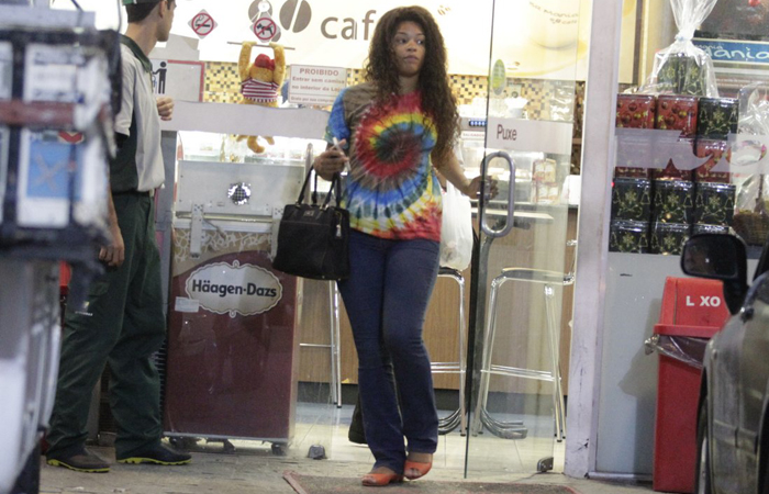 Juliana Alves usa blusa toda colorida para ir à loja de conveniência
