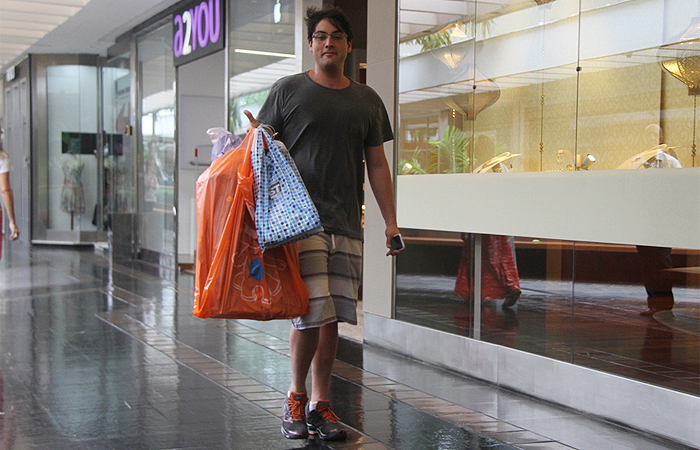 Bruno de Luca anda apressado por shopping carioca em busca dos últimos presentes de Natal