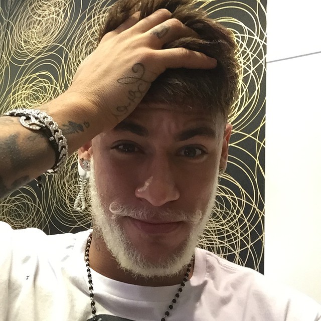 Neymar pinta a barba de branco para o Natal