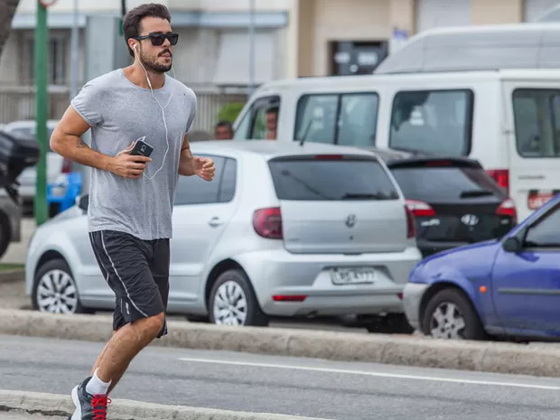 Império: Leonardo encontra Enrico em corrida na orla