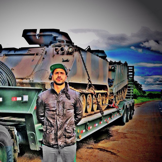 Júlio Rocha posa com tanque de guerra do exército: ‘Patriota’
