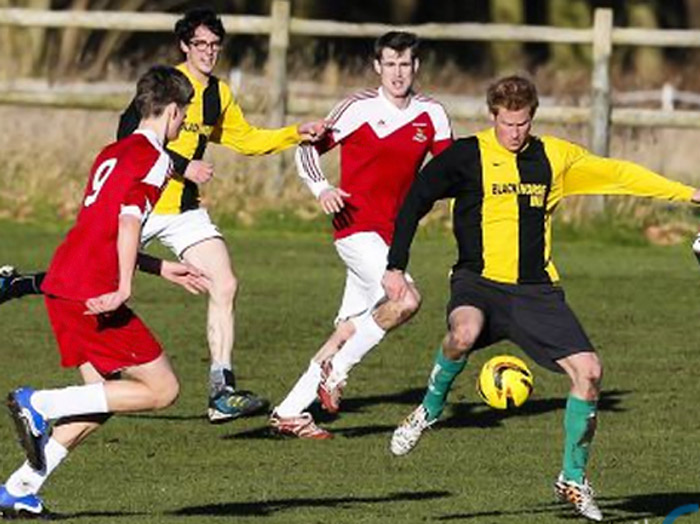 Príncipe Harry mostra habilidade em jogo de futebol na Inglaterra