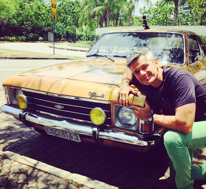 Otaviano Costa se diverte com carro antigo durante gravação