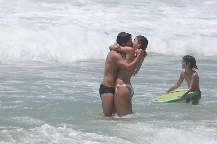 Sophie Charlotte e Daniel Oliveira beijam muito na praia da Reserva, no Rio
