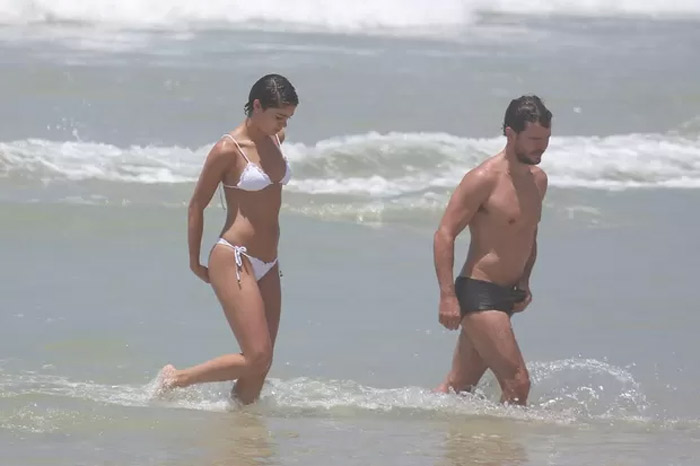 Sophie Charlotte e Daniel Oliveira beijam muito na praia da Reserva, no Rio
