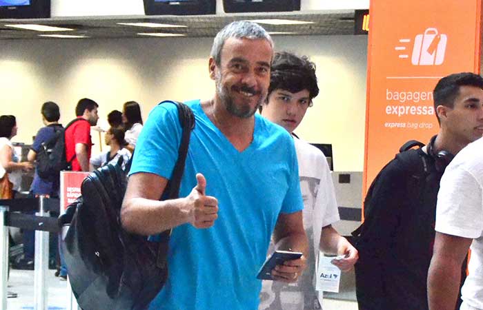   Alexandre Borges viaja sorridente com o filho no Rio de Janeiro