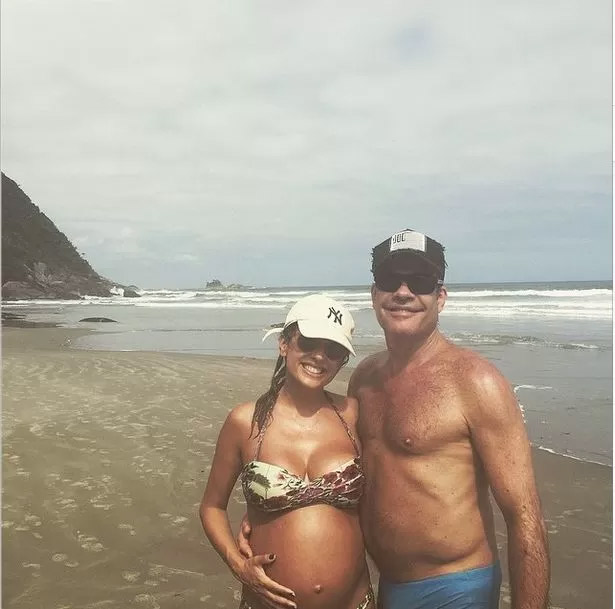 Barrigão! Luísa Mell exibe gravidez em registro de biquíni na praia 