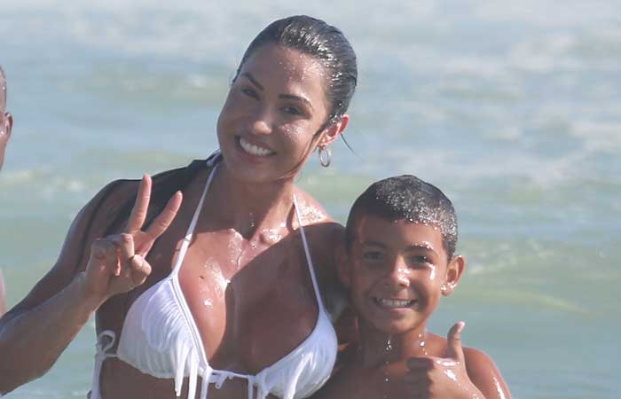  Gracyanne Barbosa é abordada por fã mirim em praia carioca 