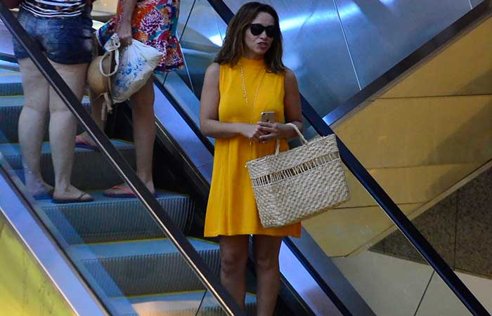 Suzana Pires usa vestido amarelo para passear com amigas em shopping carioca