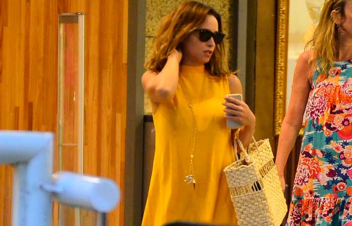 Suzana Pires usa vestido amarelo para passear com amigas em shopping carioca