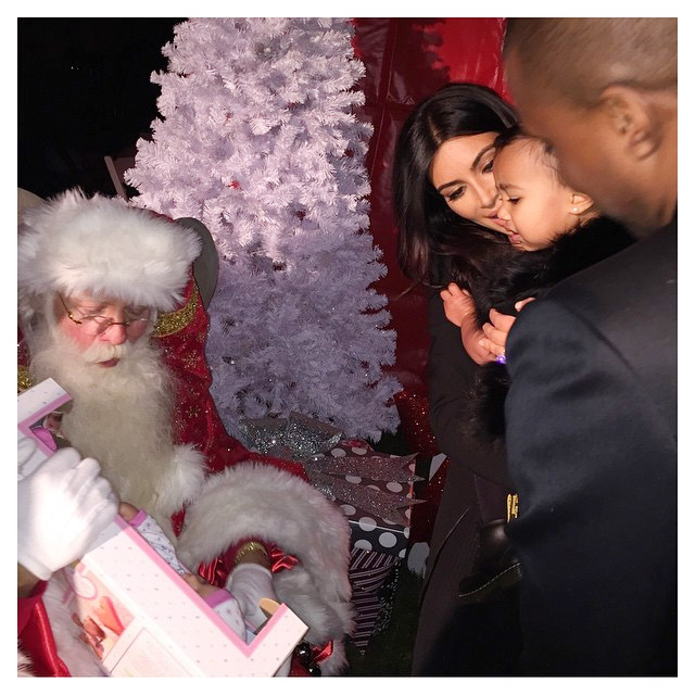 Filha de Kim Kardashian e Kanye West se assusta com Papai Noel