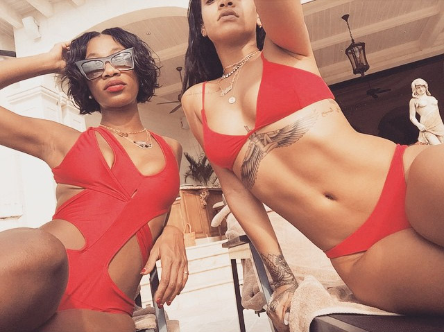 Rihanna curte o inverno caribenho de biquíni na piscina