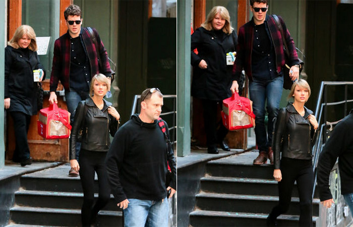 Taylor Swift deixa apartamento de Nova York com a família