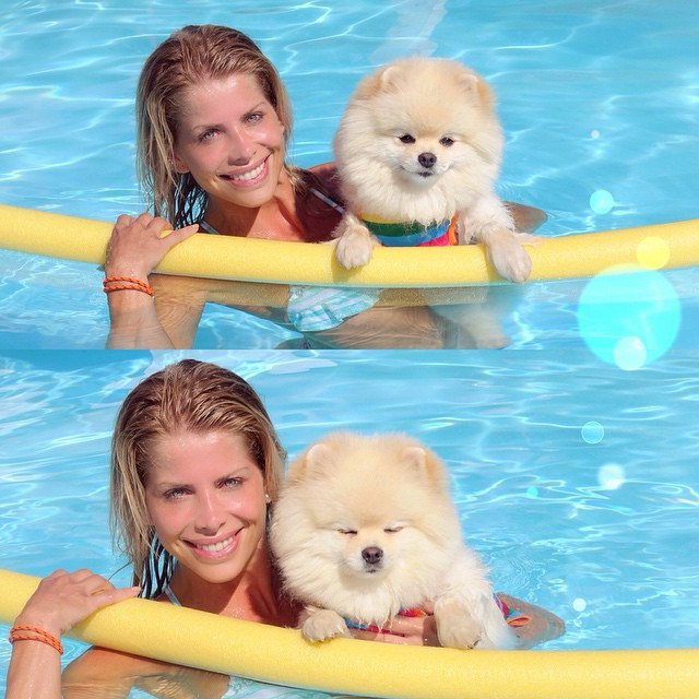 Fofura! Karina Bacchi leva o cachorrinho para se refrescar com ela em dia de calor