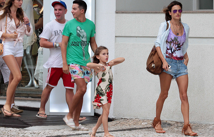 Alessandra Ambrósio passeia por badalada praia de Santa Catarina com a filha